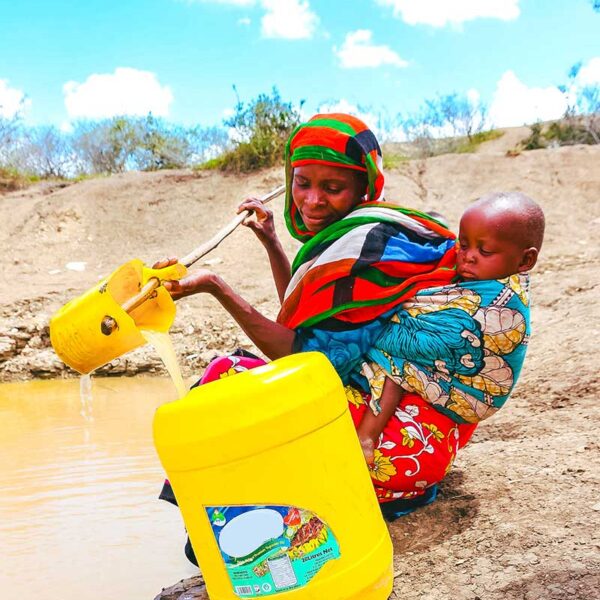 kenya-lady-collecting-dirty-water-from-river Noor Relief Fund | Lady Collecting Water from Dirty Pond